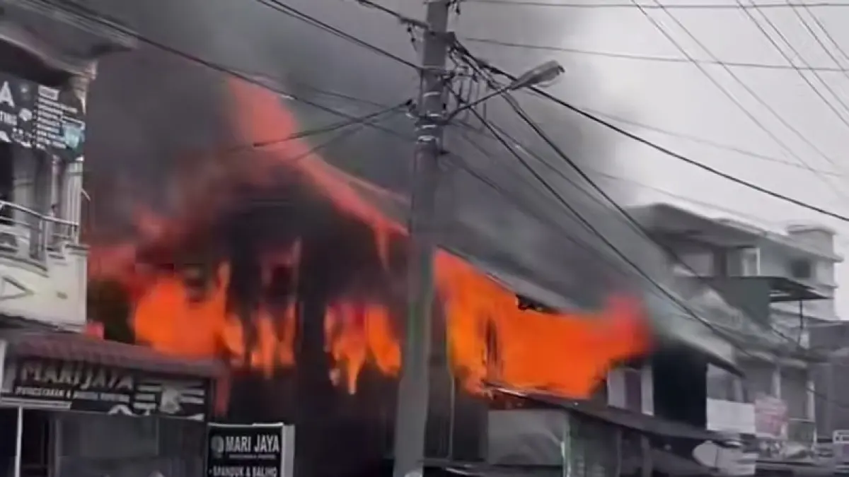 Tiga bangunan di Pasar Gunung Tua terbakar.