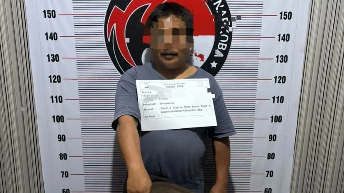 Tersangka saat diamankan polisi.