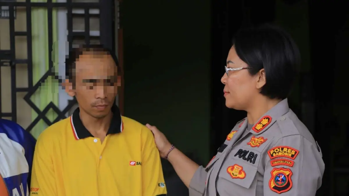 Kapolres Samosir AKBP Rina Sry Nirwana saat bertemu dengan RN, pria yang diduga dianiaya 7 polisi di Polres Samosir.