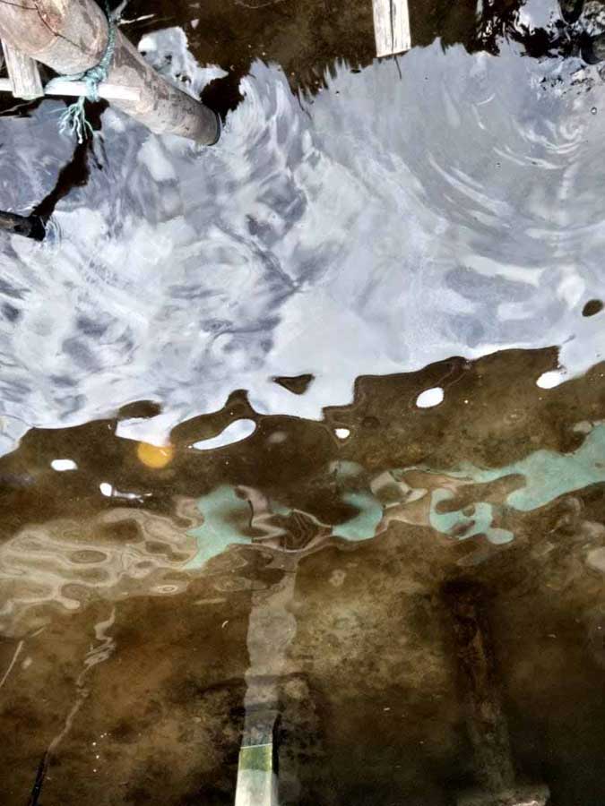 Limbah berwarna kecoklatan di laut Sibolga. 