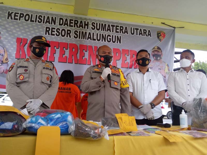 Kedua wanita yang diduga sebagai pembunuh Porta Tumanggor saat diamankan Satreskrim Polres Simalungun.