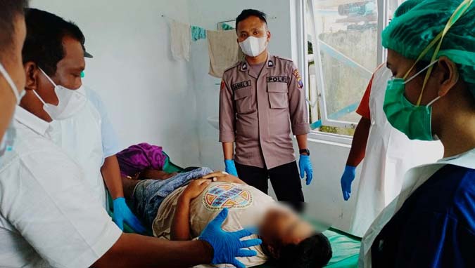 Korban Parningotan Simamora saat dibawa ke RSUD Dolok Sanggul.