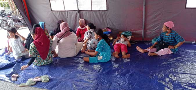 Para korban kebakaran yang tinggal di tenda pengungsi. 