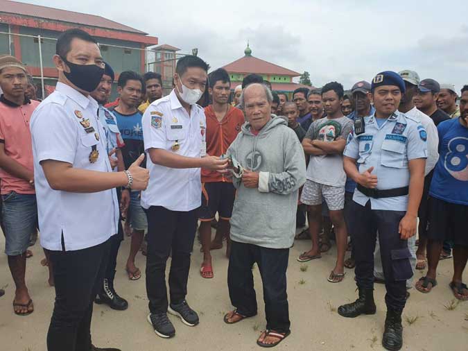 Wakil Bupati Humbahas DR Oloan Paniaran Nababan SH MH didampingi Kepala Rutan Klas IIB Humbahas Revanda Bangun berbagi berkat berupa bantuan materil kepada Warga Binaan Pemasyarakatan.