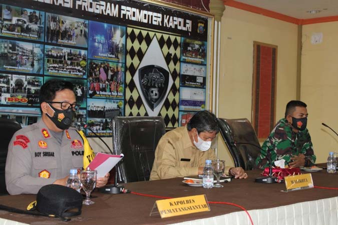 Kapolres saat memimpin rapat koordinasi kewilayahan.