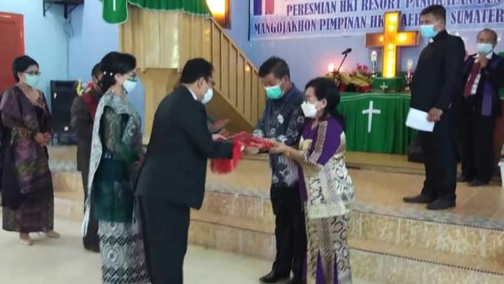 Bupati Simalungun Radiapoh Hasiholan Sinaga dan istri menerima ulos dari Sekjend HKI Pdt Hotman Hutasoit MTh bersama Praeses Tigabolon Pdt HT Fresly Simamora STh MSi, Minggu (13/6).
