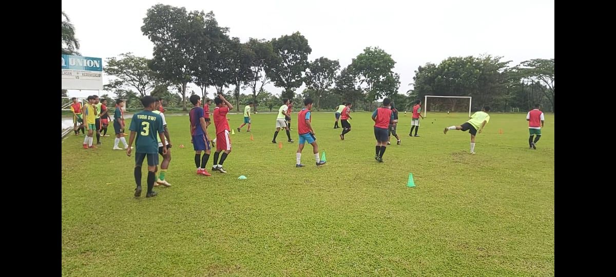 Persesi latihan perdana di Lapangan TS Mardjan Saragih Jalan Asahan, Senin (21/6). (f: metro/leo)