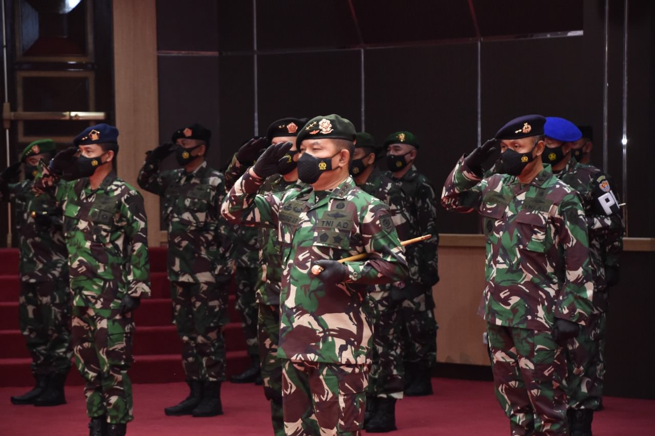f: metro/Puspen TNI) Panglima TNI Marsekal Hadi Tjahjanto menerima Laporan Korps Kenaikan Pangkat 30 Perwira Tinggi (Pati) TNI di Mabes TNI, Cilangkap, Jakarta Timur, Rabu (23/6).