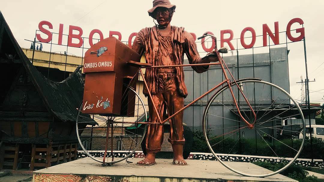 Tugu sepeda pedagang ombus-ombus di Siborongborong.
