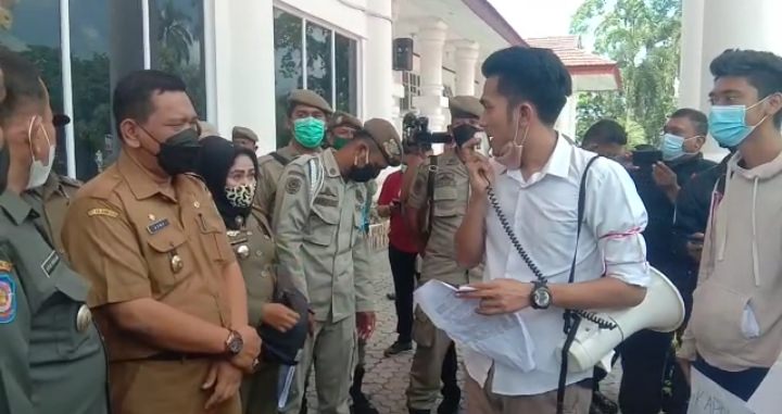 Aksi demonstrasi menuntut bupati Asahan mencopot jabatan kades yang diduga pemeran dalam foto mesum.