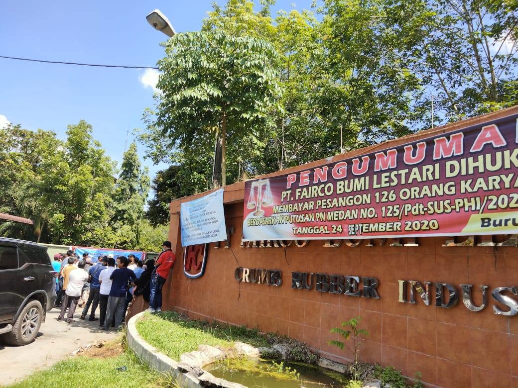 Aksi buruh pabrik karet di Asahan setelah dibacakannya keputusan sita oleh PN Kisaran. (Perdana Ramadhan / Metro Asahan)