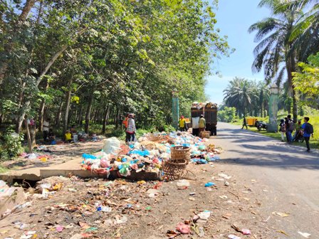 Tumpukan sampah berada di Jalan Sutan Syahrir saat dibersihkan petugas. (Perdana Ramadhan / Metro Asahan)