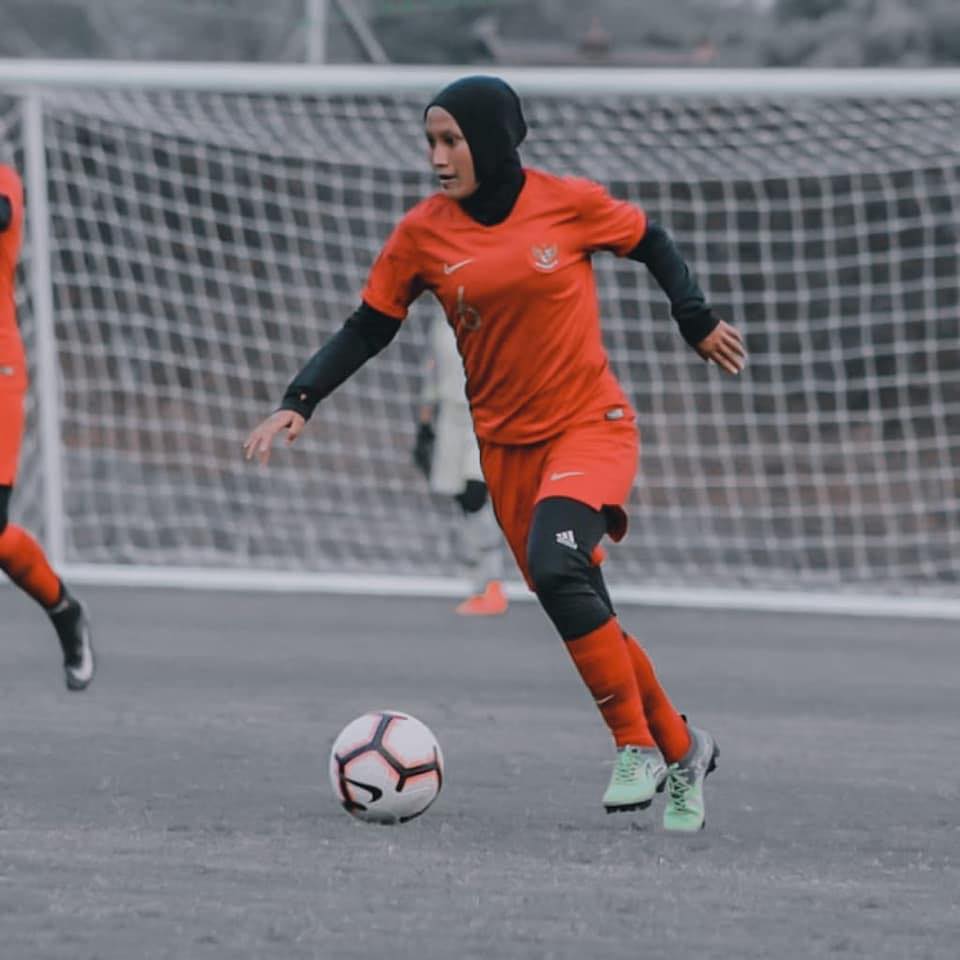 Nurhayati, atlet sepak bola wanita asal Asahan yang kini menjalani pemusatan latihan Timnas Wanita. (Ist)