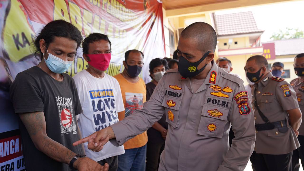 Kapolres Tanjungbalai AKBP Putu Yudha Prawira SIK MH saat mengintrogasi salah seorang pria berato dalam acara konfrensi pers. (istimewa)