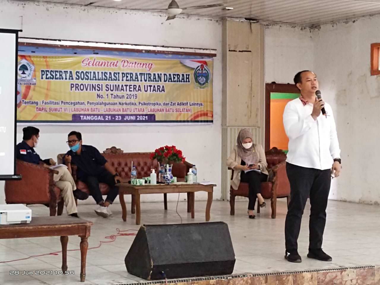 Kasat Narkoba Polres Labuhanbatu AKP Martualsi memberikan arahan kepada peserta sosialisasi. (Zainul Siregar/Metro Rantau)