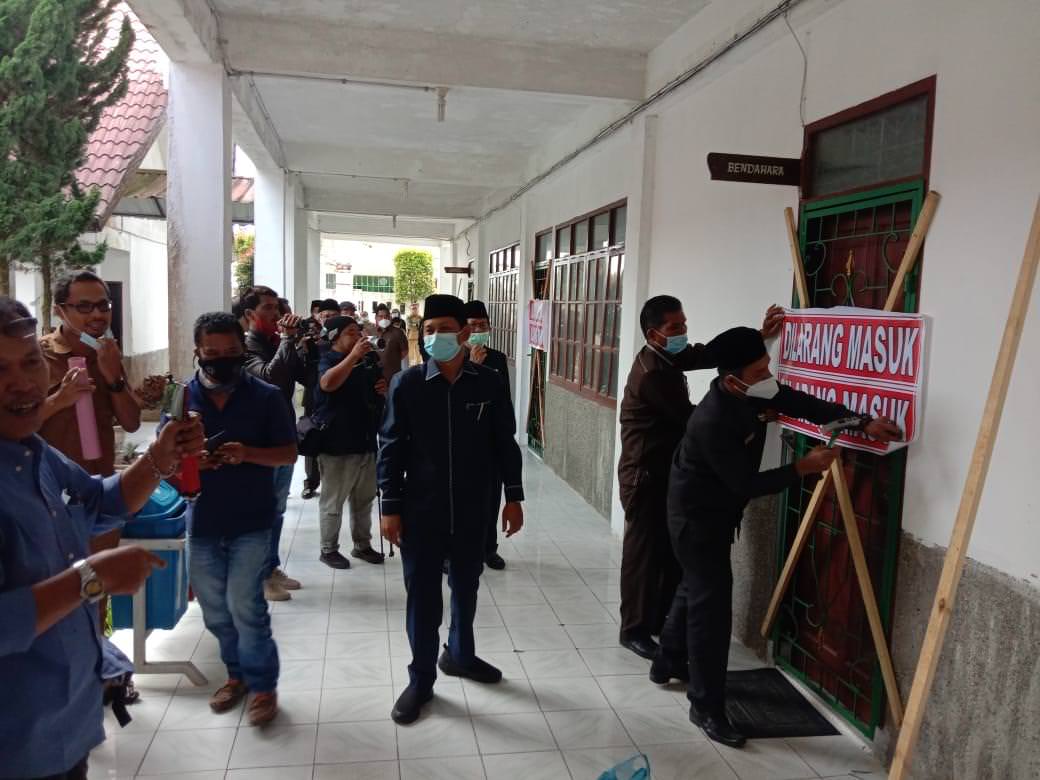 Anggota DPRD Humbahas melakukan penyegelan di Sekretariat DPRD sesuai Keputusan kesepakatan bersama.
