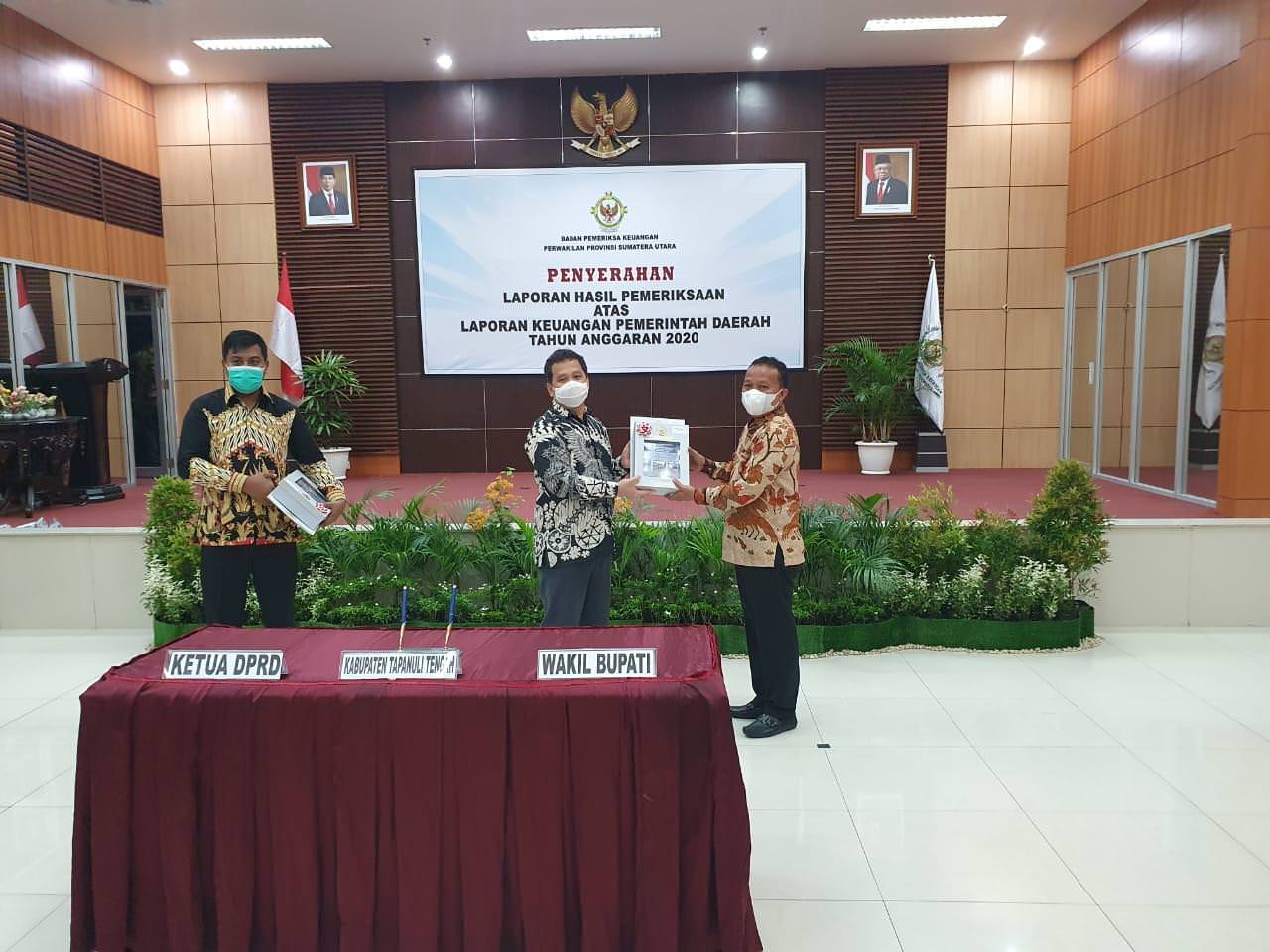 Foto: Toga Sianturi/New Tapanuli Wakil Bupati Tapteng, Darwin Sitompul menerima Opini WTP.