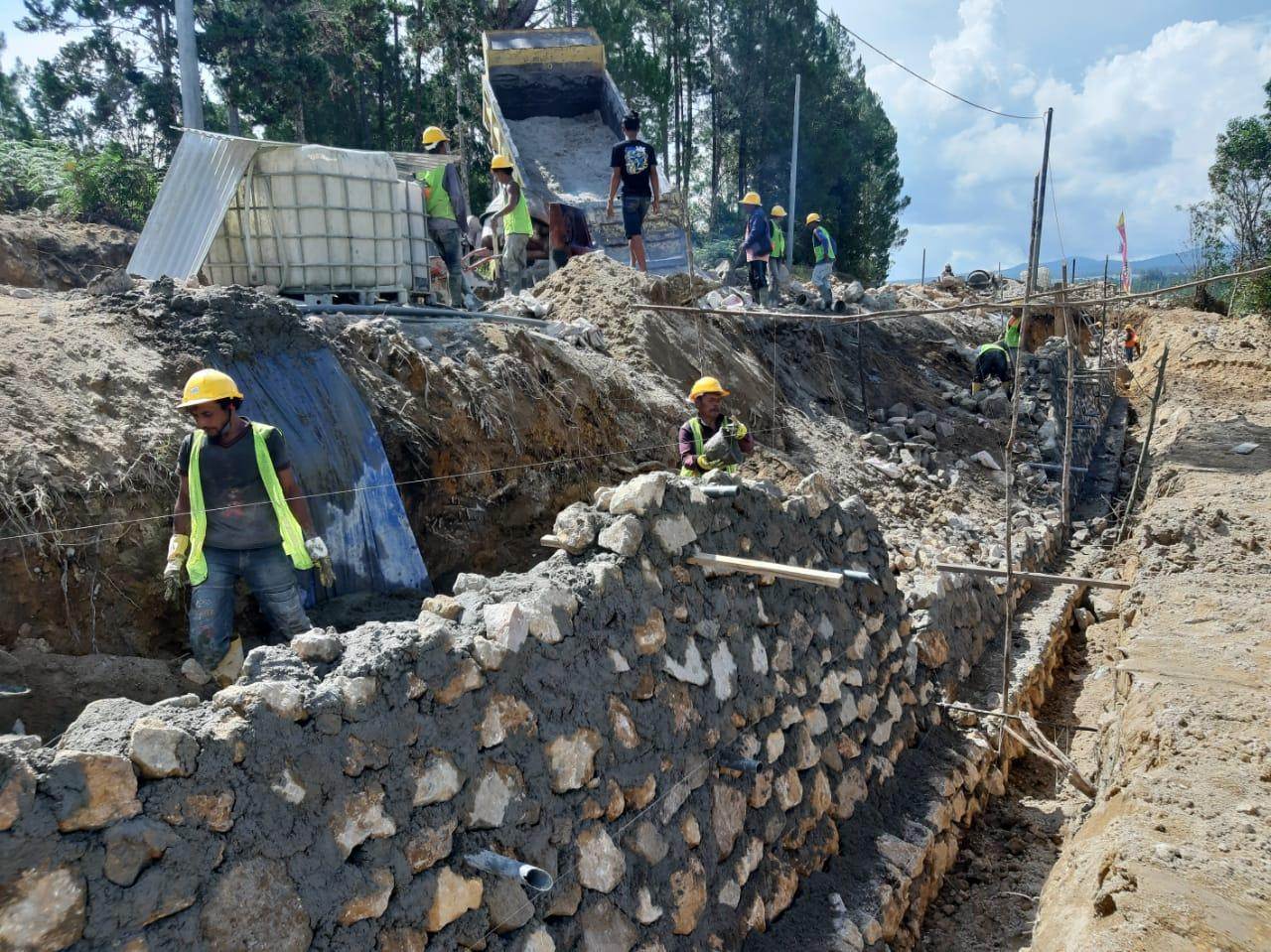 Pekerjaan saluran di sekitar lahan Food estate Kabupaten Humbahas.