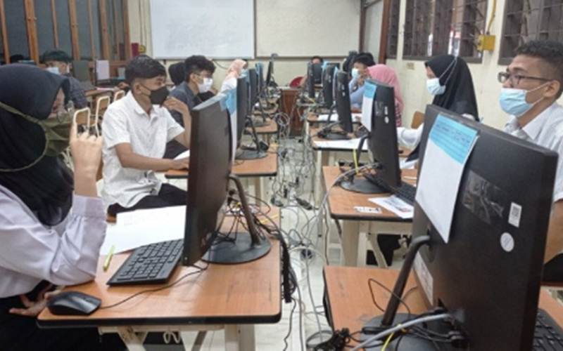 Peserta mengikuti SBMPTN-UTBK di Universitas Negeri Padang.