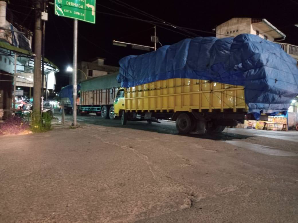 Truk monster berbaris memanjang di daerah Simpang Lima, mengakibatkan macet panjang.