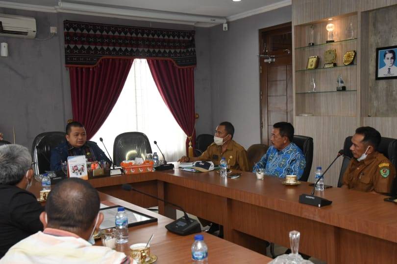 Audiensi pengurus MPIG dengan Bupati Tapsel H Dolly Pasaribu SPt MM di ruang kerjanya.