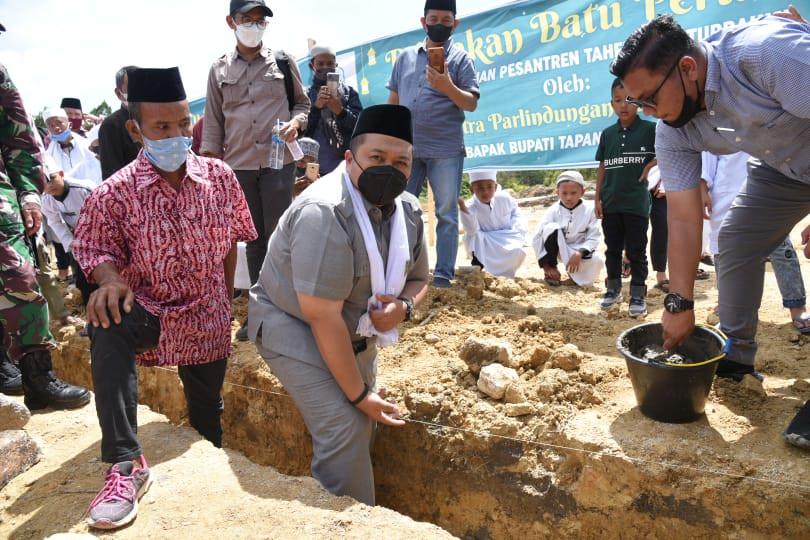 Batu pertama pembangunan Pesantren Tahfiz Baiturrahmi diletakkan oleh Bupati Tapsel H Dolly Pasaribu.