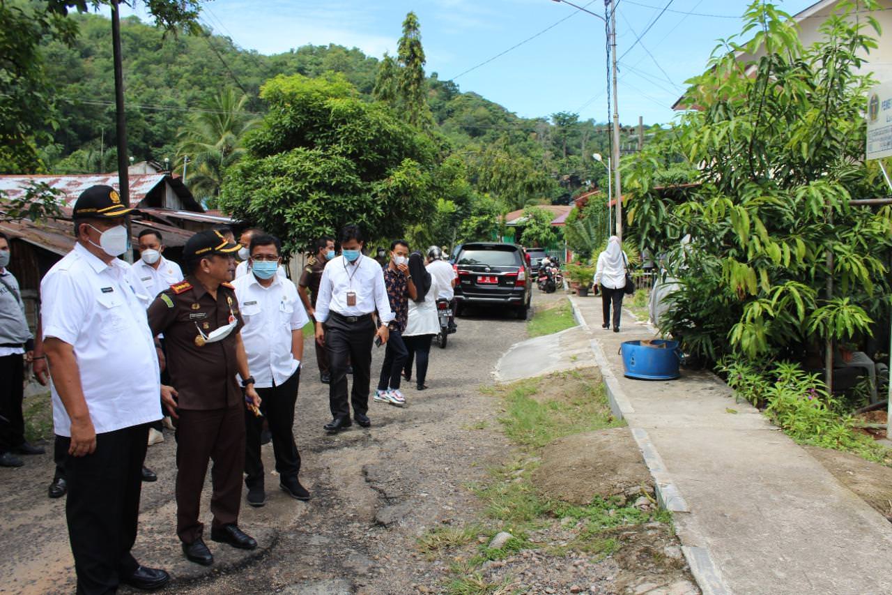 Foto: Ridwan/NEW TAPANULI Sekda Kota Sibolga M Yusuf Batubara, Kajari Sibolga Henri Nainggolan menyaksikan proses pengambil alihan aset Pemko Sibolga, Rabu (23/6).