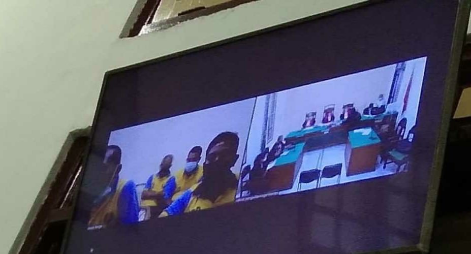 Foto: agusman/sumut pos TUNTUTAN: Empat terdakwa kasus korupsi internasional kayak di Tobasa, menjalani sidang tuntutan secara virtual di PN Medan, Kamis (17/6).