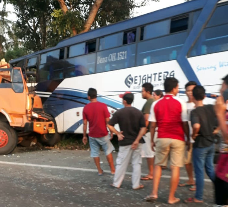 Bus Sejahtera ditabrak truk di jalan tol Km 31 Desa Bangunsari Kecamatan Tanjungmorawa Kabupaten Deliserdang, Sabtu (12/6) sekitar pukul 17.25 WIB.