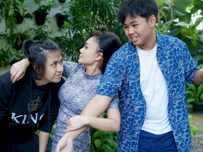 Yuni Shara bersama anak-anaknya.