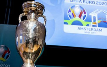 Trofi Piala Eropa dipamerkan dalam peluncuran logo Euro 2020 Amsterdam.