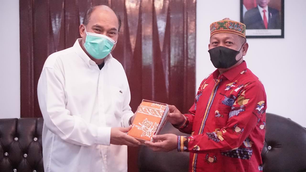 Pemberian cendramata antara Plt Walikota Tanjungbalai dengan Walikota Tebing Tinggi, H Umar Zunaidi Hasibuan. (istimewa