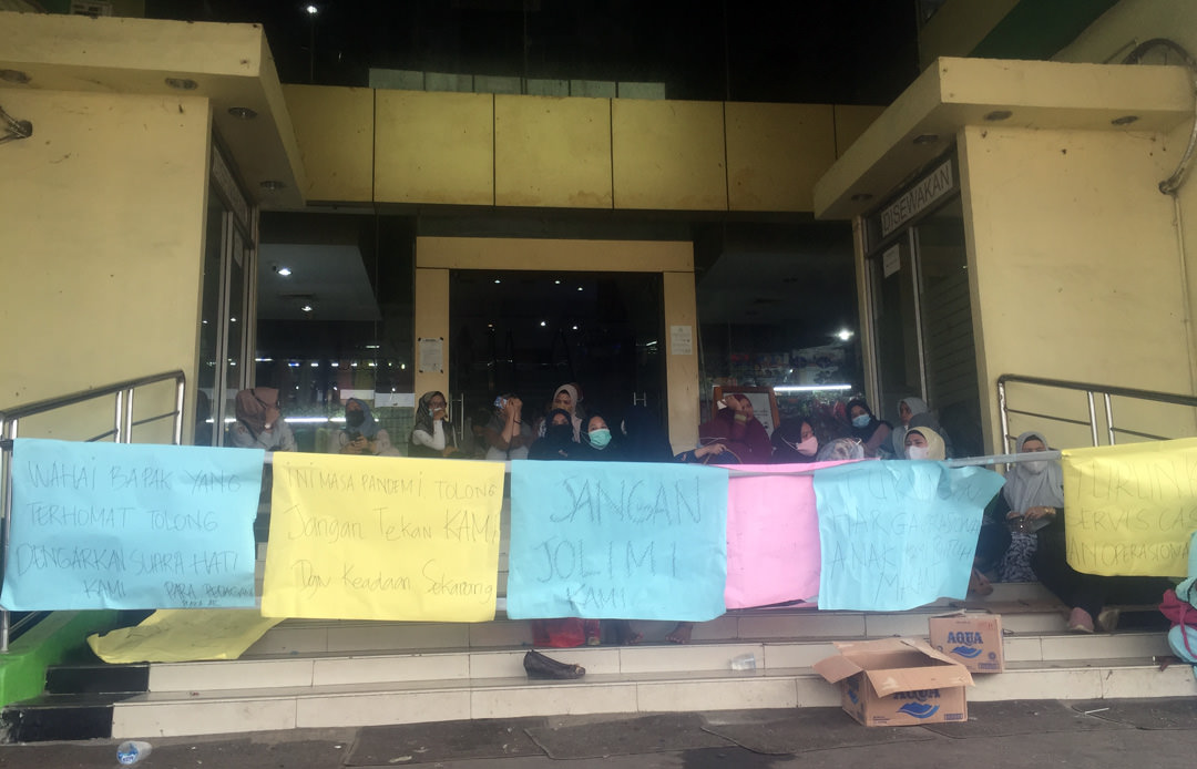 Foto: Samman Siahaan/Metro Tabagsel Pedagang memalang pintu utama Plaza ATC Padangsidimpuan, Sabtu (10/7) kemarin sebagai aksi tuntutan.