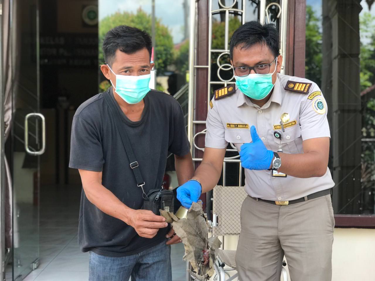 Dokter hewan karantina (kanan) bersama dengan eksportir lipan (kiri). (Muhammad Gani /Metro Asahan).