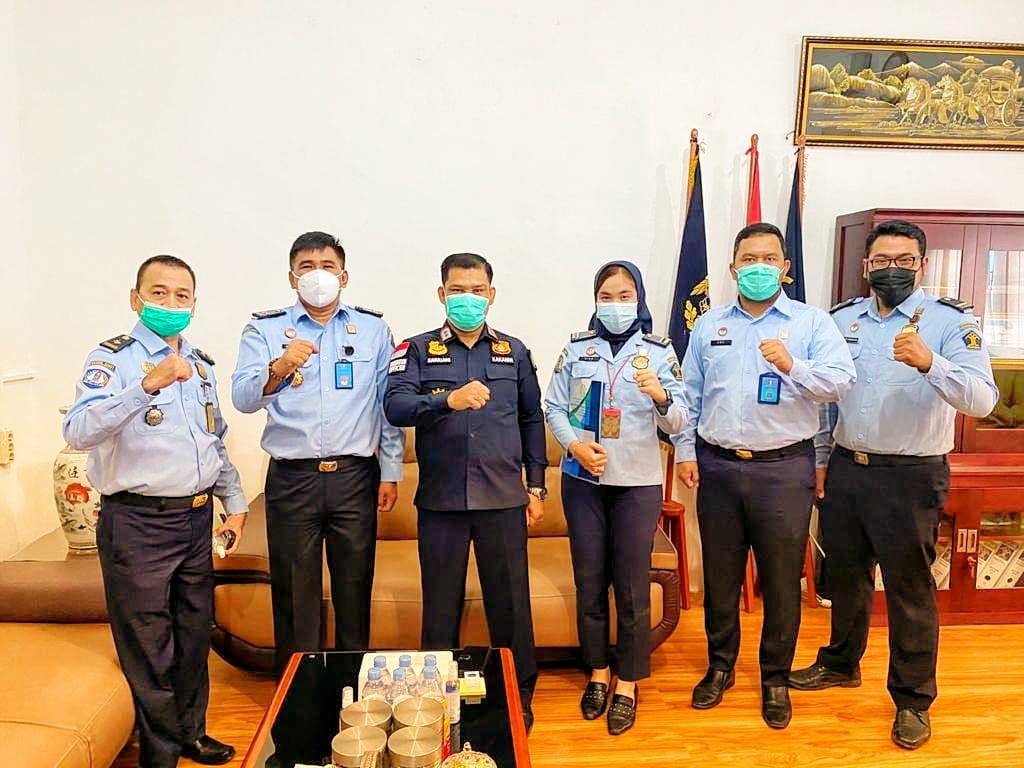 Foto: MILSON SILALAHI /NEW TAPANULI Kepala Bidang Intelijen dan Penindakan Keimigrasian Arthur Lucky Mawikere, melakukan Monitoring dan Evaluasi Bidang Intelijen Keimigrasian pada Kantor Imigrasi Sibolga, Selasa (29/06).