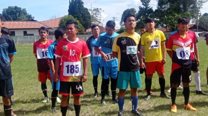 Proses seleksi pemain Tapanuli Atletik FC di Stadion Serbaguna, Tarutung, Tapanuli Utara.