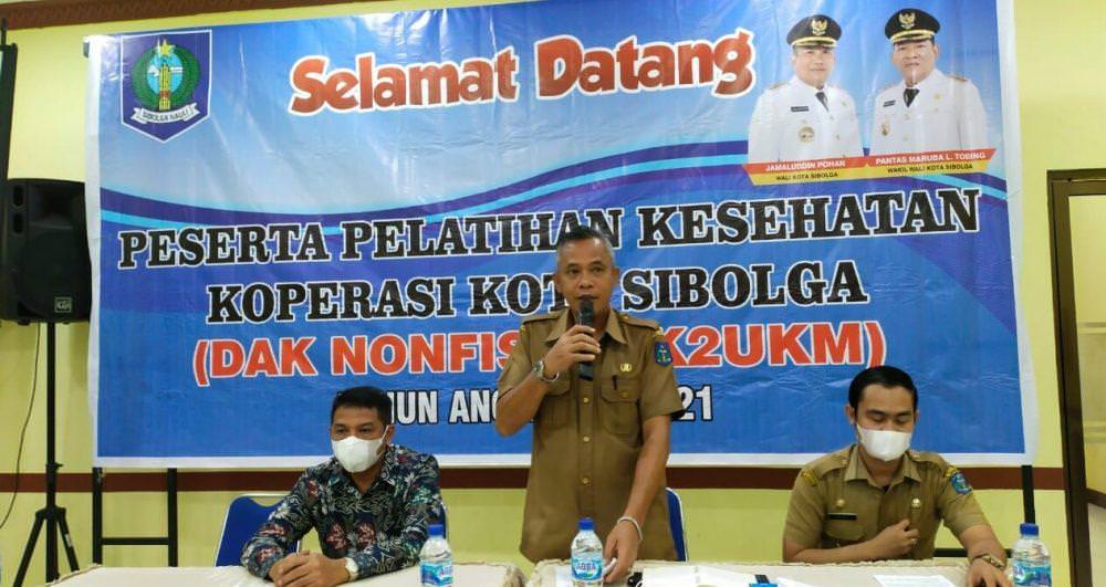 Asisten I Pemko Sibolga Josua Hutapea saat membuka pelatihan di RM Thamrin Sibolga, Senin (5/7).