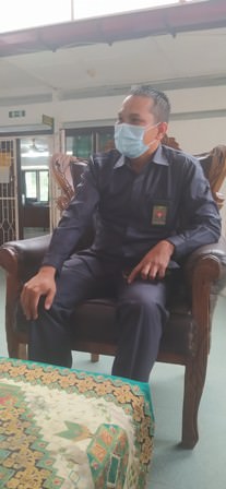 Humas PN Rantauprapat Muhammad Al-Qodri saat memberikan keterangan kepada wartawan. (Budi/Metro Rantau)