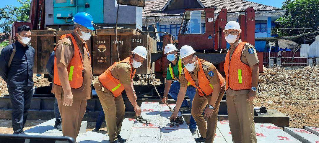 Foto: RIDWAN BUTARBUTAR/NEW TAPANULI WaliKota Sibolga H Jamaluddin Pohan dan Wakil Wali Pantas Maruba Lumban Tobing saat meresmikan pemancangan tiang perdana atau groundbreaking proyek pembangunan gedung Pasar Sibolga Nauli, Senin (19/7).