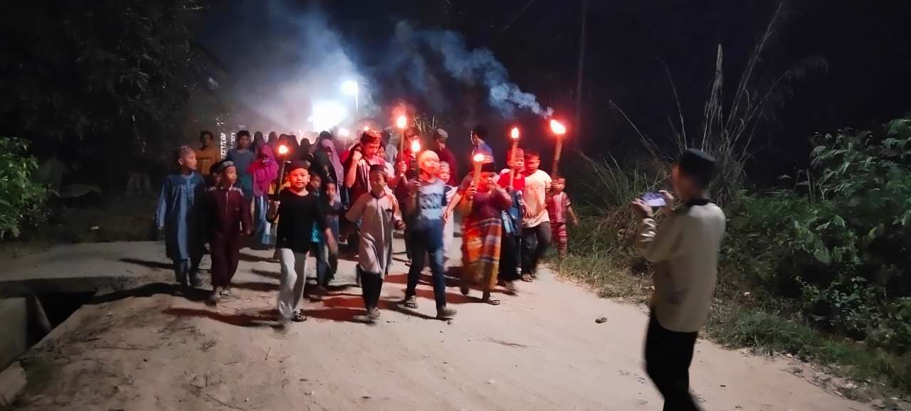 Pawai Takbir malam Idul Adha 1442 H puluhan anak dan remaja jalan Taruna-45, Rantauprapat. (Zainul Siregar/METRO RANTAU)