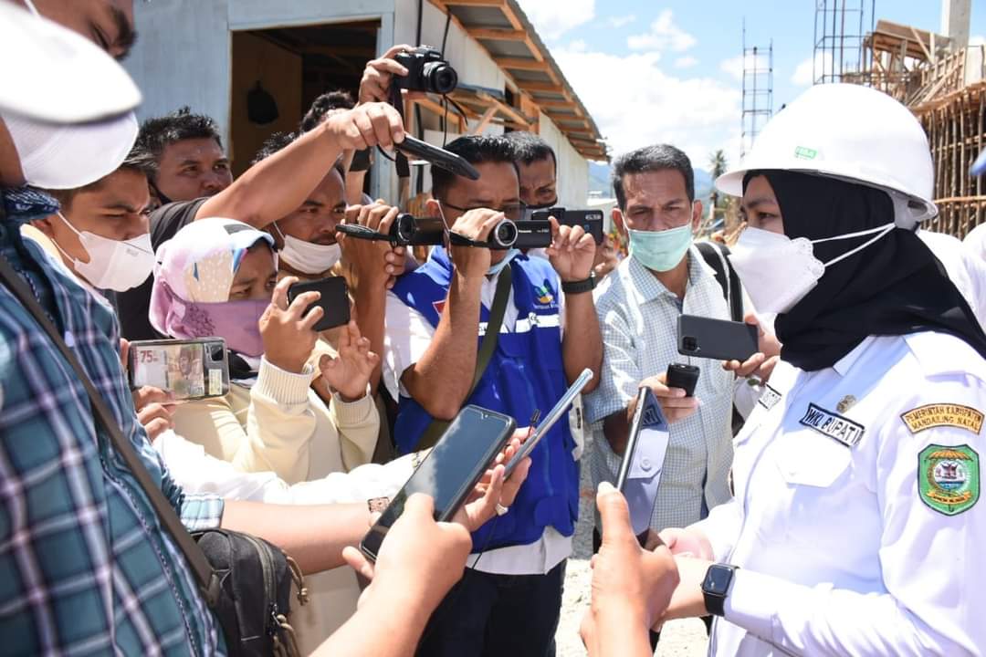 Wakil Bupati Madina ketika diwawancarai awak media di lokasi pembangunan Pasar Baru Panyabungan.