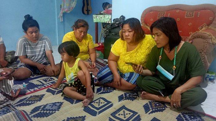 Keluarga di Lorong XX Kelurahan Parluasan, Kecamatan Siantar Utara, Kota Pematangsiantar harap harap cemas jenazah ABK Riki Samosir dipulangkan, Sabtu (3/7/2021).