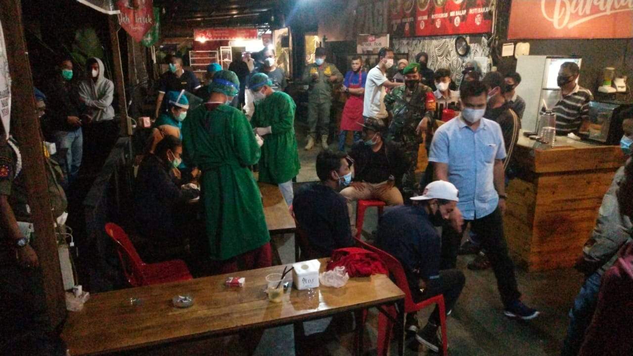 Razia di Kafe Barika, Jalan Sipirok, Kelurahan Timbang Galung, Kecamatan Siantar Barat, Kota Pematangsiantar.