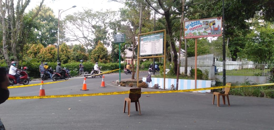 Lokasi tempat tas bertuliskan