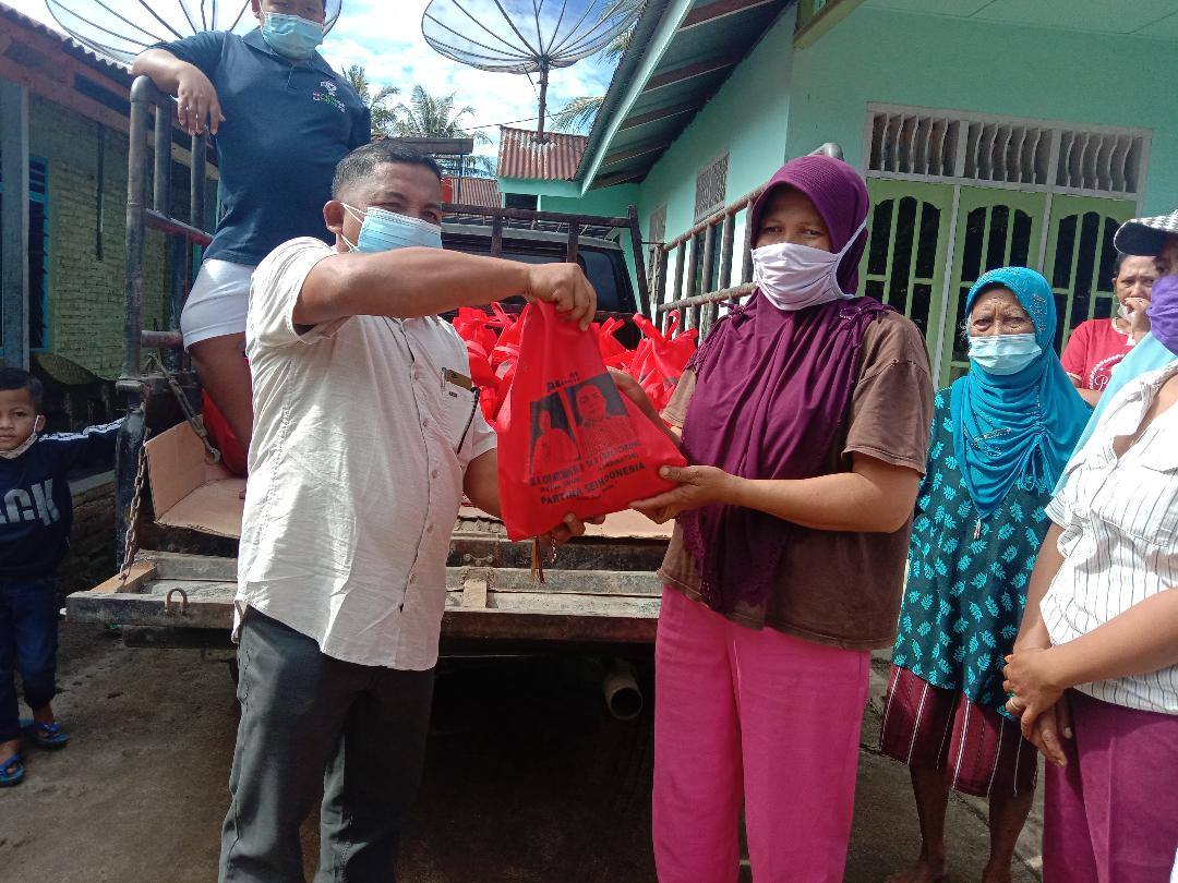 Pembagian sembako dari H Novri Aritonang di Nagori Maligas Tongah, Kecamatan Tanah Jawa, Kabupaten Simalungun. (f: metro/romanis)