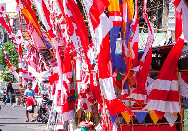 (Frizal/Jawa Pos) TETAP MERAH PUTIH: Kampung bendera di Darmokali mengalami penurunan omzet karena terimbas pandemi.