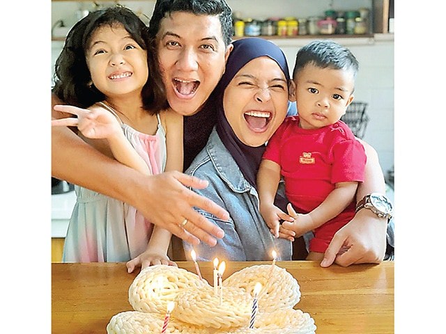 (Tantri Syalindri for Jawa Pos) ISTIMEWA: Tantri bersama dua buah hatinya, Kara dan Arka, merayakan ulang tahun Arda dengan kue kerupuk pada Juni lalu.