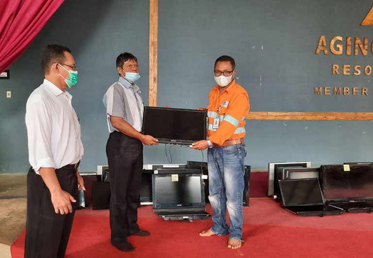 Perwakilan PTAR, Loung Lubis saat menyerahkan bantuan TV kepada Plt Kasek SMK Negeri 2 Psp, Idham Halid Harahap, di aula PTAR Batangtoru, Tapanuli Selatan.