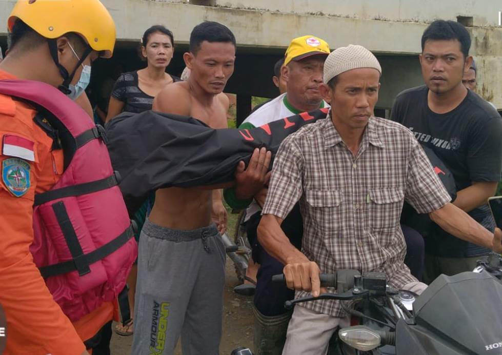 Jasad Alif saat ditemukan dan dibawa ke rumah duka. (istimewa)