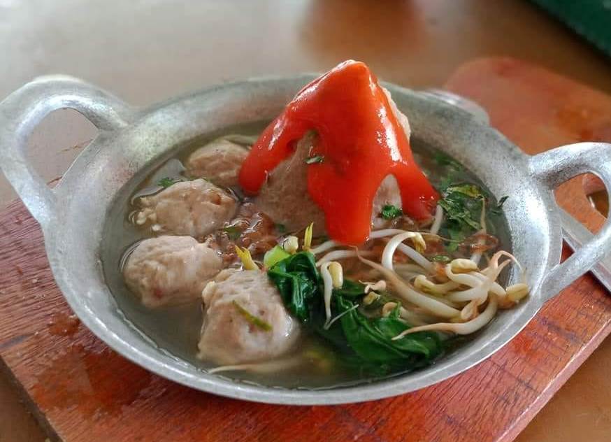 Bakso tumpeng wajan viral di desa Rawang Panca Arga, Asahan. (Istimewa)